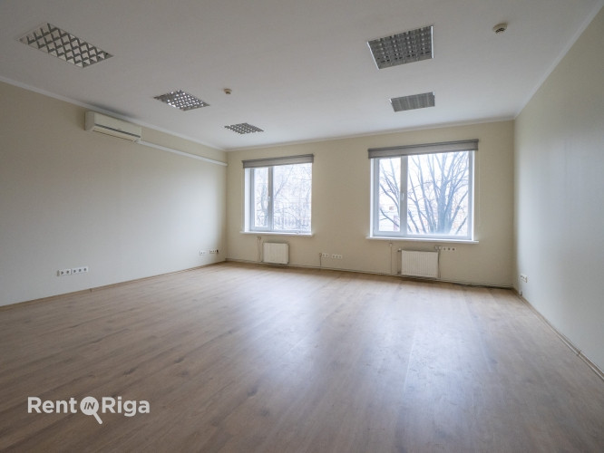 В трёхэтажном офисном здании на Ганибу дамбис доступны офисы в аренду. В офисном Рига - изображение 1