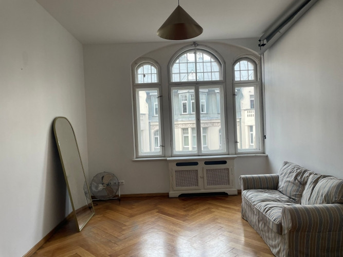 Tiek pārdots elegants dzīvoklis ar balkonu pilnībā renovētā vēsturiskā ēkā. Skats no Rīga - foto 7