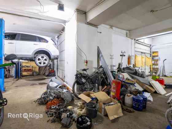 Помещение с двумя въездами/подъёмными воротами на Ганību дамбī.  Помещение Rīga