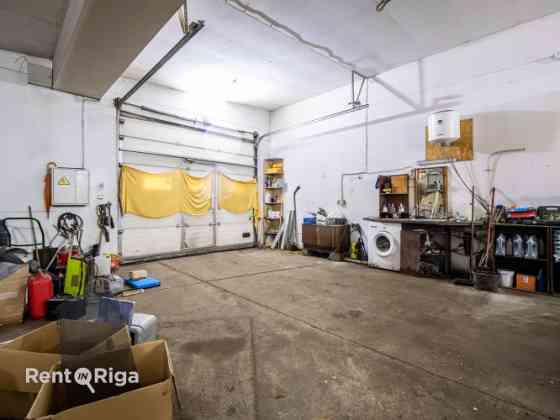 Помещение с двумя въездами/подъёмными воротами на Ганību дамбī.  Помещение Rīga