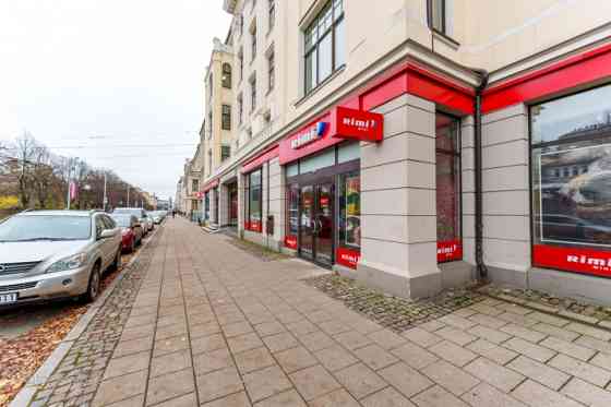 Помещения доступны для аренды в очень активном месте.  + 246 м на первом этаже, 89 м в Рига