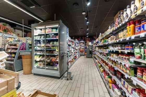 Помещения доступны для аренды в очень активном месте.  + 246 м на первом этаже, 89 м в Рига