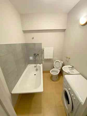 Фасадный дом, реновированный дом, закрытый двор, место для машины, вход с улицы и Рига