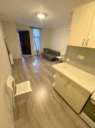 Фасадный дом, реновированный дом, закрытый двор, место для машины, вход с улицы и Рига