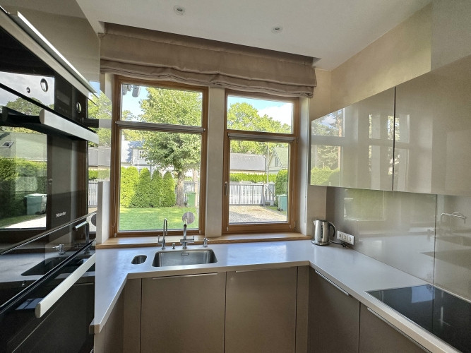 Tiek izīrēta eleganta māja Bulduros, tikai pāris soļu attālumā no viesnīcas Lielupe, kā Jūrmala - foto 8