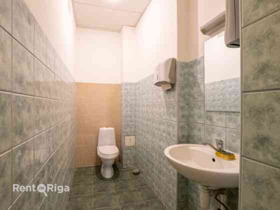 Trīs kabineti ar koridori un WC.  Visas kabineti izolēti. Kabineti no 13 - 21 kvm, sava tualete un k Рига