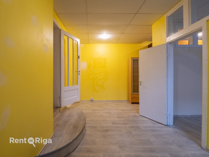 Trīs kabineti ar koridori un WC.  Visas kabineti izolēti. Kabineti no 13 - 21 kvm, sava tualete un k Рига - изображение 1