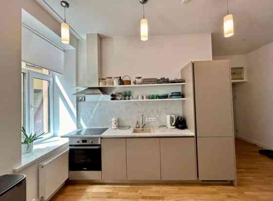 тильная, полностью оборудованная квартира в самом центре Риги, напротив Нового Рига