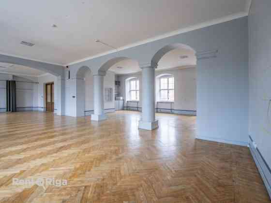 Zāle Jēkaba kazarmās.  Viena liela telpa, kas atrodas 2.stāvā. Kopīga ieeja un trepju telpa ar resto Rīga