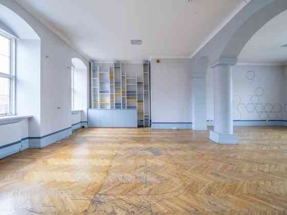 Zāle Jēkaba kazarmās.  Viena liela telpa, kas atrodas 2.stāvā. Kopīga ieeja un trepju telpa ar resto Rīga