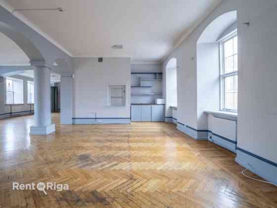 Zāle Jēkaba kazarmās.  Viena liela telpa, kas atrodas 2.stāvā. Kopīga ieeja un trepju telpa ar resto Rīga