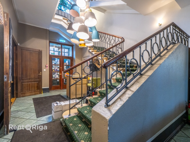 Zāle Jēkaba kazarmās.  Viena liela telpa, kas atrodas 2.stāvā. Kopīga ieeja un trepju telpa Rīga - foto 7