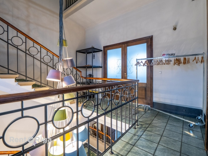 Zāle Jēkaba kazarmās.  Viena liela telpa, kas atrodas 2.stāvā. Kopīga ieeja un trepju telpa Rīga - foto 6