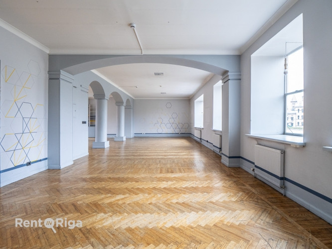 Zāle Jēkaba kazarmās.  Viena liela telpa, kas atrodas 2.stāvā. Kopīga ieeja un trepju telpa Rīga - foto 1