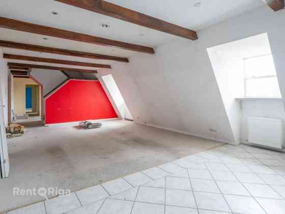 Bijušās hosteļa telpas Jēkaba kazarmās. Iespējams izveidot arī biroju.  Telpu lietošanas kods: biroj Рига