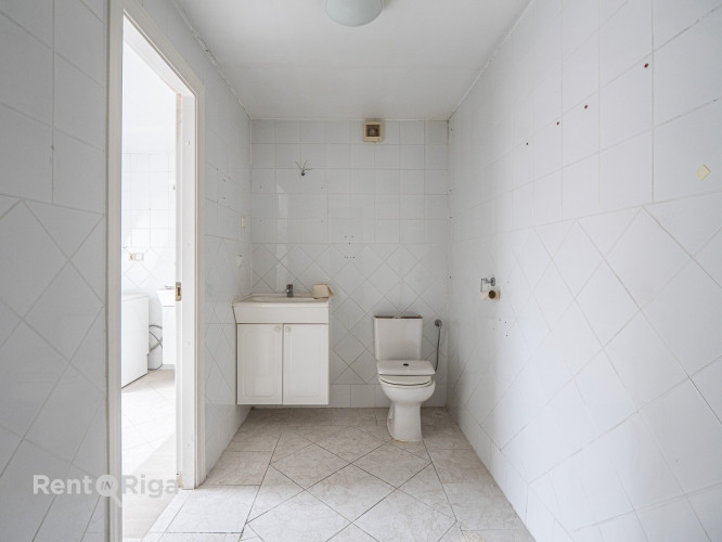 Bijušās hosteļa telpas Jēkaba kazarmās. Iespējams izveidot arī biroju.  Telpu lietošanas kods: biroj Рига - изображение 7