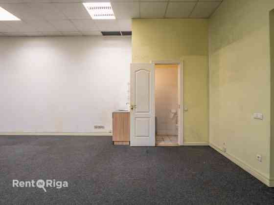 Birojs ar skatu uz Basteja kalnu.  Atrodas 2. stāvā. Viena liela telpa, priekštelpa un sava tualete. Рига