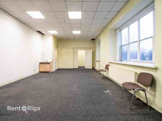 Birojs ar skatu uz Basteja kalnu.  Atrodas 2. stāvā. Viena liela telpa, priekštelpa un sava tualete. Рига