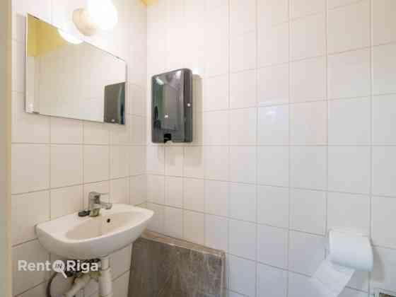 Birojs ar skatu uz Basteja kalnu.  Atrodas 2. stāvā. Viena liela telpa, priekštelpa un sava tualete. Рига