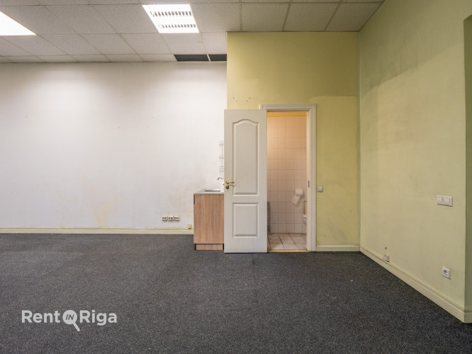 Birojs ar skatu uz Basteja kalnu.  Atrodas 2. stāvā. Viena liela telpa, priekštelpa un sava tualete. Рига - изображение 3