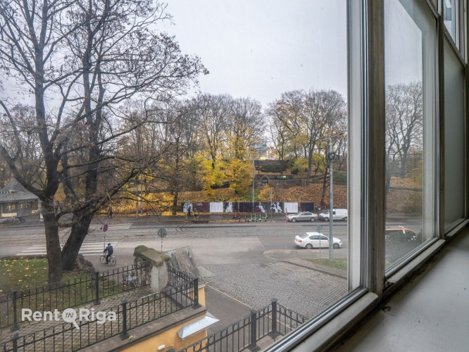 Birojs ar skatu uz Basteja kalnu.  Atrodas 2. stāvā. Viena liela telpa, priekštelpa un sava tualete. Рига - изображение 7