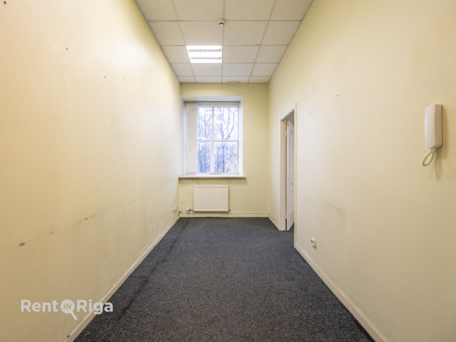 Birojs ar skatu uz Basteja kalnu.  Atrodas 2. stāvā. Viena liela telpa, priekštelpa un sava tualete. Рига - изображение 5