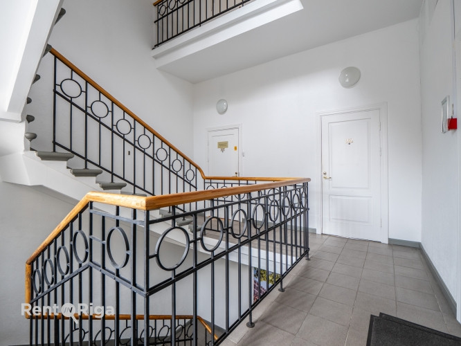 Birojs ar skatu uz Basteja kalnu.  Atrodas 2. stāvā. Viena liela telpa, priekštelpa un sava tualete. Рига - изображение 8