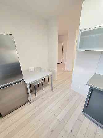 Зеленая территория, бесплатная стоянка во дворе, лестничная клетка после Рига