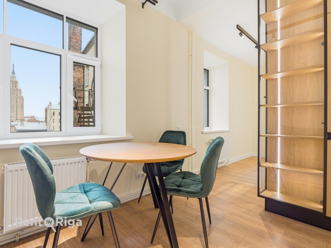 Ekskluzīva iespēja - ar augstas kvalitātes apdari dzīvoklis pašā Rīgas sirdī!  Plānojums: Rīga - foto 1