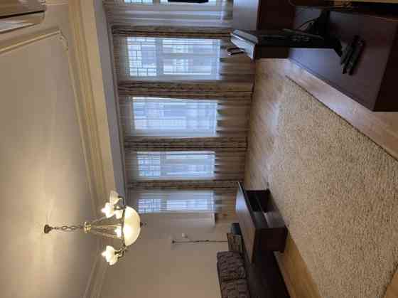 Elegantais dzīvoklis, kas atrodas vēsturiskā ēkā Stabu ielā, piedāvā mūsdienu ērtības un klasisku ša Rīga