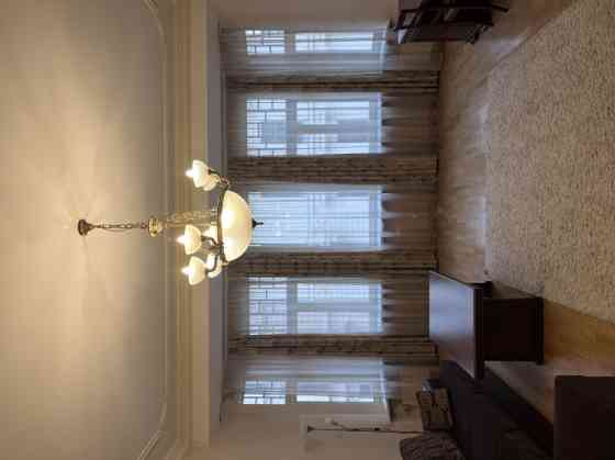 Elegantais dzīvoklis, kas atrodas vēsturiskā ēkā Stabu ielā, piedāvā mūsdienu ērtības un klasisku ša Rīga