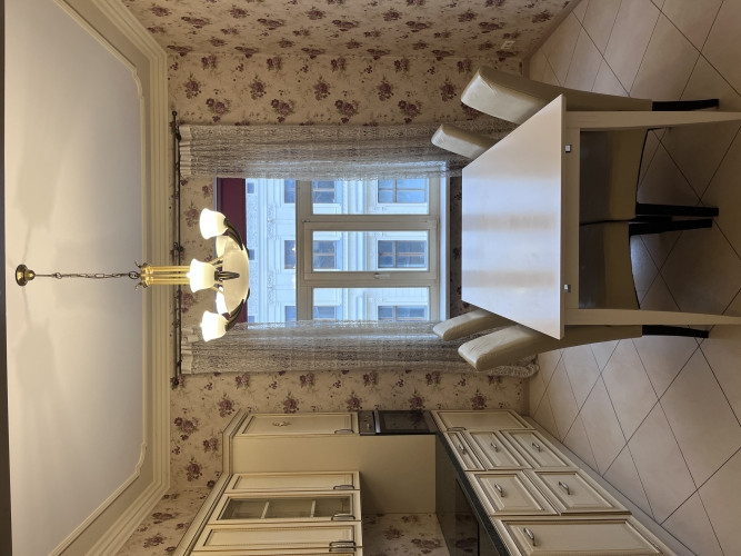 Elegantais dzīvoklis, kas atrodas vēsturiskā ēkā Stabu ielā, piedāvā mūsdienu ērtības un Rīga - foto 8