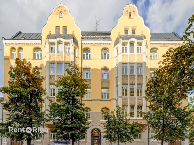 Elegantais dzīvoklis, kas atrodas vēsturiskā ēkā Stabu ielā, piedāvā mūsdienu ērtības un Rīga - foto 1