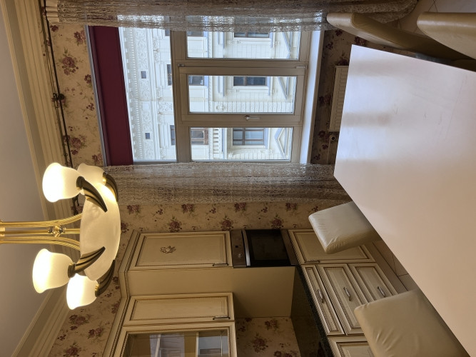 Elegantais dzīvoklis, kas atrodas vēsturiskā ēkā Stabu ielā, piedāvā mūsdienu ērtības un Rīga - foto 9