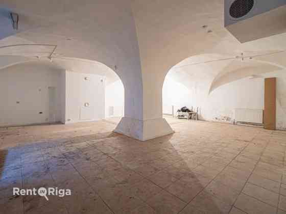 Puspagraba veikala telpas Jēkaba kazarmās.  Telpas sastāv no 1 lielas zāles un palīgtelpas.  Tualete Рига