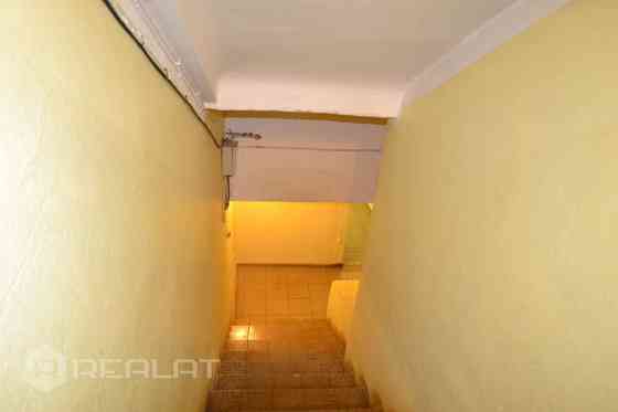 Iznomā nelielu biroja telpu otrajā stāvā.  Izdevīgs ģeogrāfiskais novietojums. Ērti piekļūt gan ar a Rīga