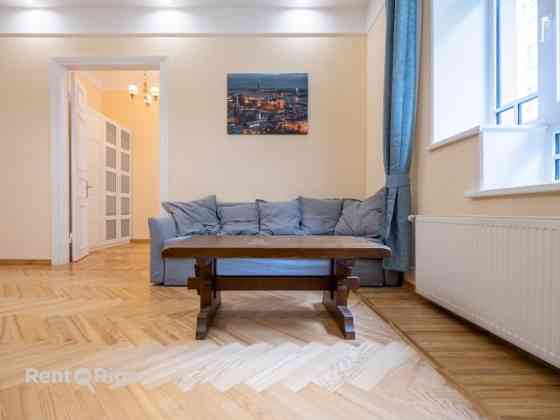 Skaists 3 istabu dzīvoklis renovētā pirmskara ēkā prestižajā Alberta ielā, Rīgas Klusajā centrā.  Al Rīga