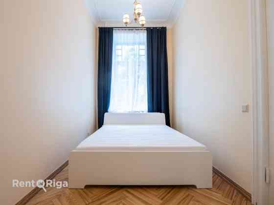 Skaists 3 istabu dzīvoklis renovētā pirmskara ēkā prestižajā Alberta ielā, Rīgas Klusajā centrā.  Al Rīga