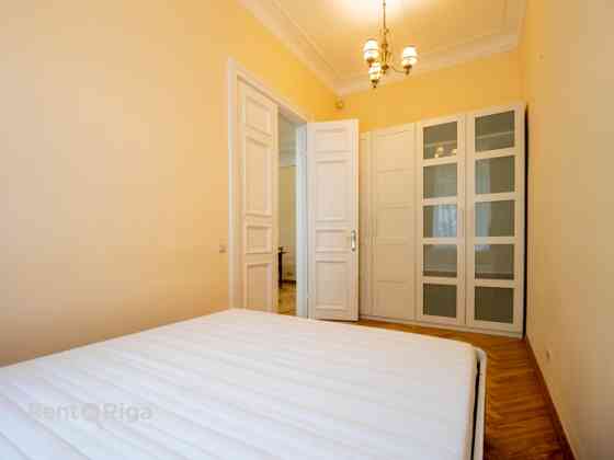 Skaists 3 istabu dzīvoklis renovētā pirmskara ēkā prestižajā Alberta ielā, Rīgas Klusajā centrā.  Al Rīga