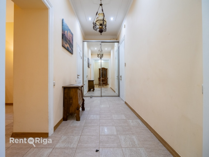 Skaists 3 istabu dzīvoklis renovētā pirmskara ēkā prestižajā Alberta ielā, Rīgas Klusajā Rīga - foto 9