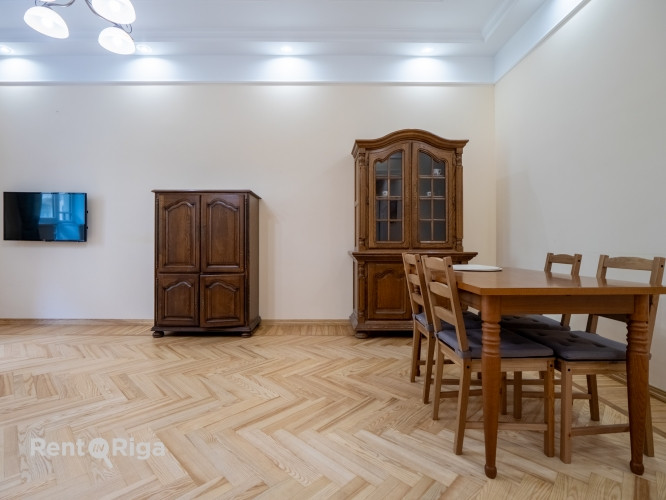 Skaists 3 istabu dzīvoklis renovētā pirmskara ēkā prestižajā Alberta ielā, Rīgas Klusajā Rīga - foto 2