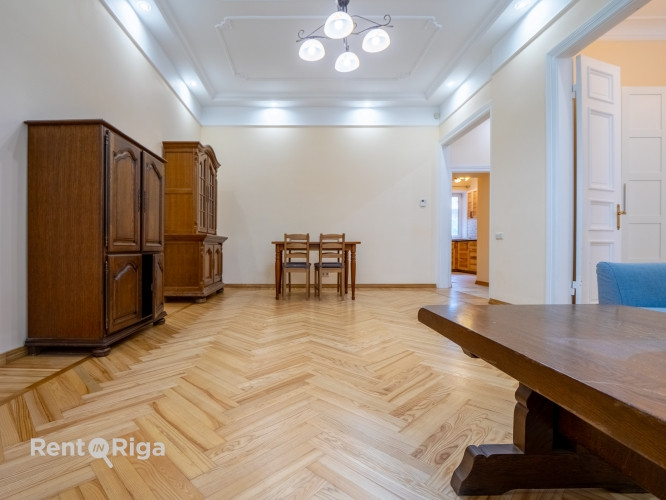 Skaists 3 istabu dzīvoklis renovētā pirmskara ēkā prestižajā Alberta ielā, Rīgas Klusajā Rīga - foto 1