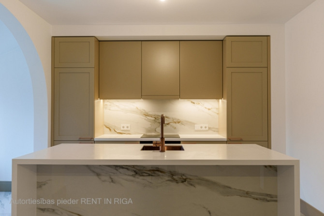 Pārdošanā tiek piedāvāts plašs mansarda dzīvoklis 6. stāvā, kas nodrošina ērtu Rīga - foto 6