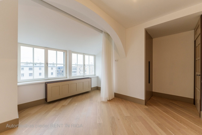 Pārdošanā tiek piedāvāts plašs mansarda dzīvoklis 6. stāvā, kas nodrošina ērtu Rīga - foto 8