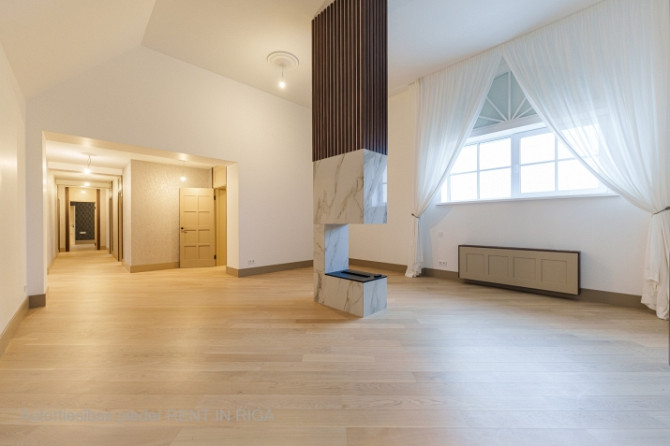 Pārdošanā tiek piedāvāts plašs mansarda dzīvoklis 6. stāvā, kas nodrošina ērtu Rīga - foto 9