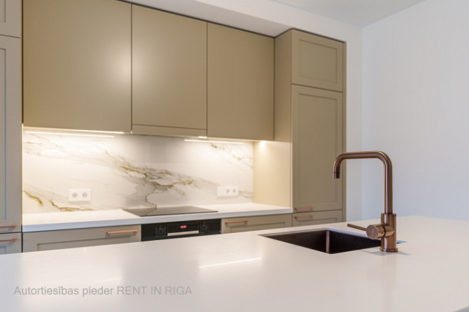 Pārdošanā tiek piedāvāts plašs mansarda dzīvoklis 6. stāvā, kas nodrošina ērtu Rīga - foto 5