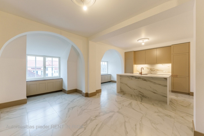 Pārdošanā tiek piedāvāts plašs mansarda dzīvoklis 6. stāvā, kas nodrošina ērtu Rīga - foto 1