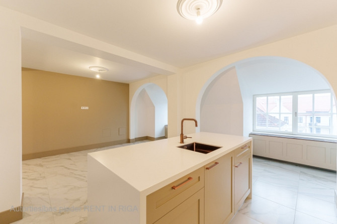 Pārdošanā tiek piedāvāts plašs mansarda dzīvoklis 6. stāvā, kas nodrošina ērtu Rīga - foto 2