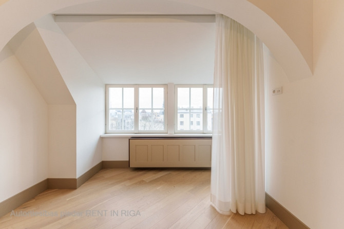 Pārdošanā tiek piedāvāts plašs mansarda dzīvoklis 6. stāvā, kas nodrošina ērtu Rīga - foto 7