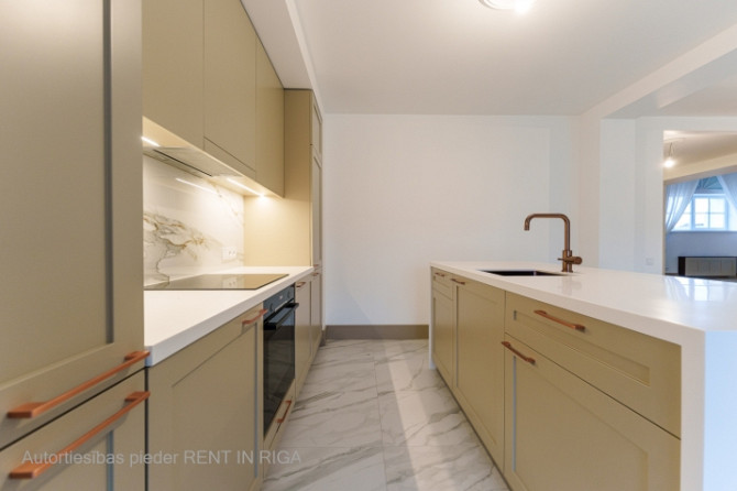 Pārdošanā tiek piedāvāts plašs mansarda dzīvoklis 6. stāvā, kas nodrošina ērtu Rīga - foto 3